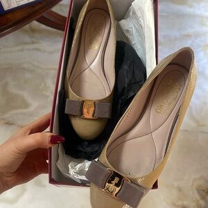 SALVATORE FERRAGAMO PATENT LEATHER VARINA 1cm ECRU ELEPHANT FLATS